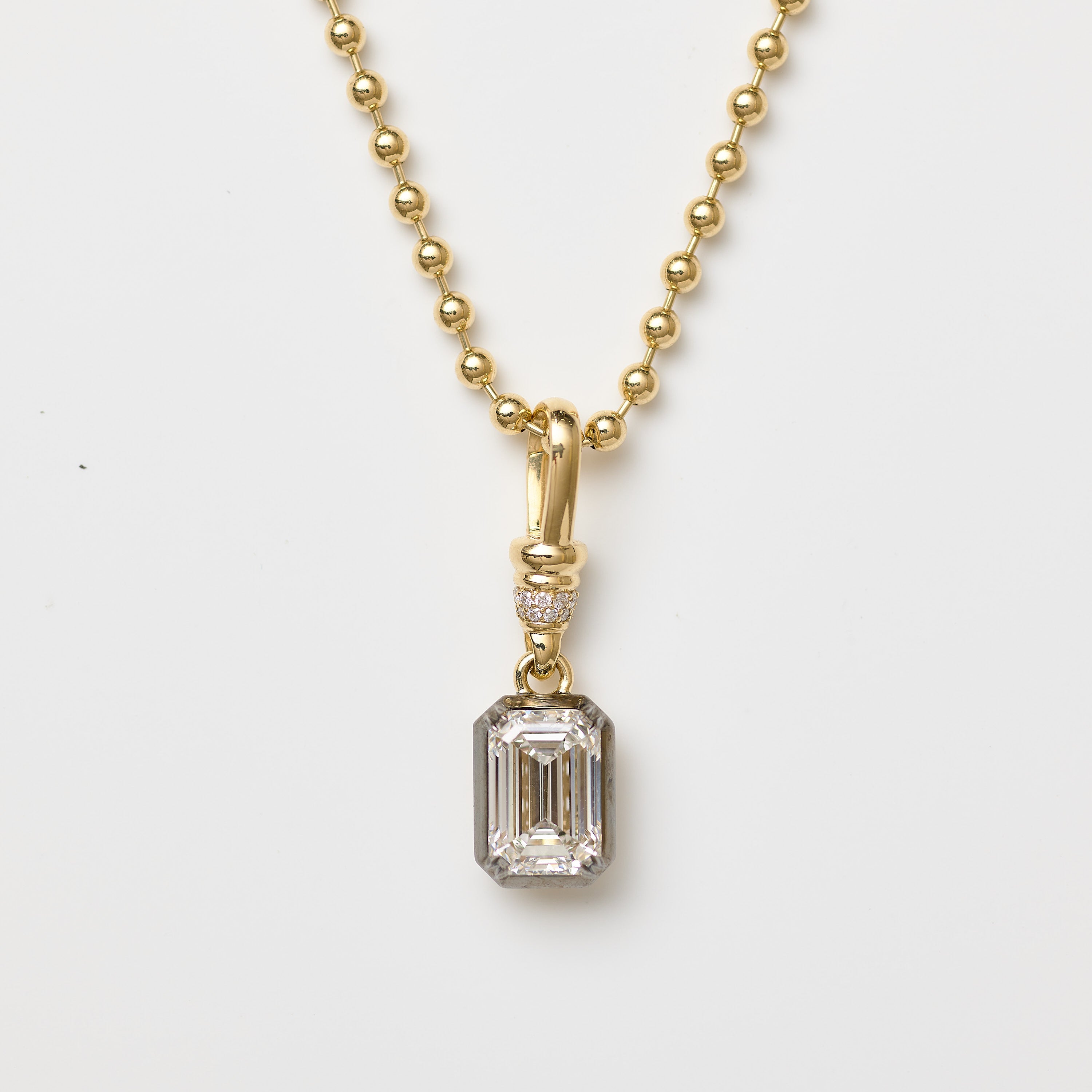 Collet-Set Emerald Lab Diamond Medallion